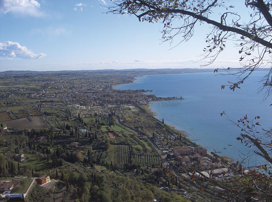 Bardolino (Vr), Panorama dalla rocca di Garda verso sud.